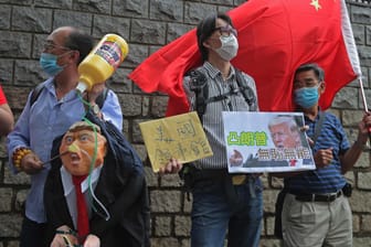 Anhänger der chinesischen Regierung protestieren gegen den US-Präsidenten: Trump will wegen des umstrittenen neuen Sicherheitsgesetzes die vorteilhafte Behandlung von Hongkong beenden.