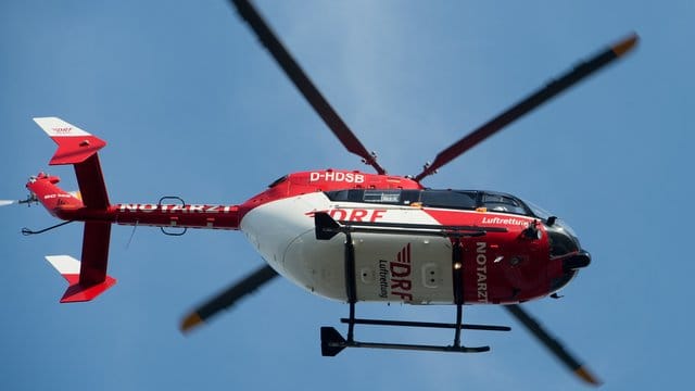 Ein Rettungshubschrauber fliegt über einem Krankenhaus. (Symbolbild)