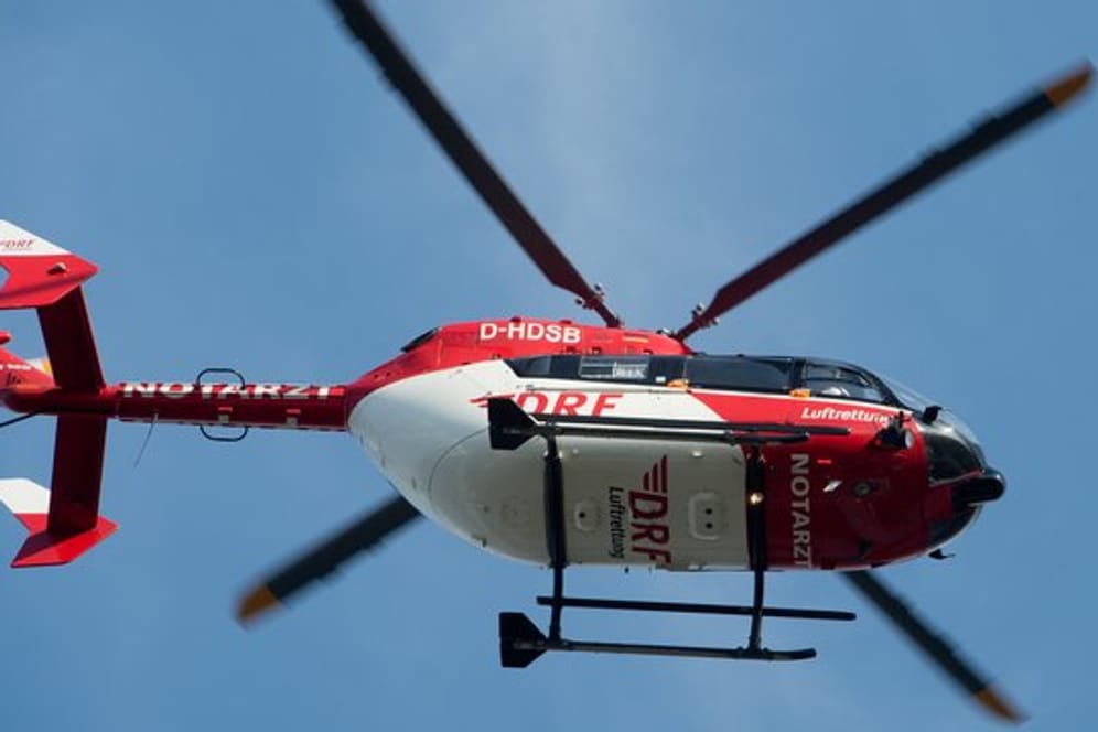 Ein Rettungshubschrauber fliegt über einem Krankenhaus. (Symbolbild)