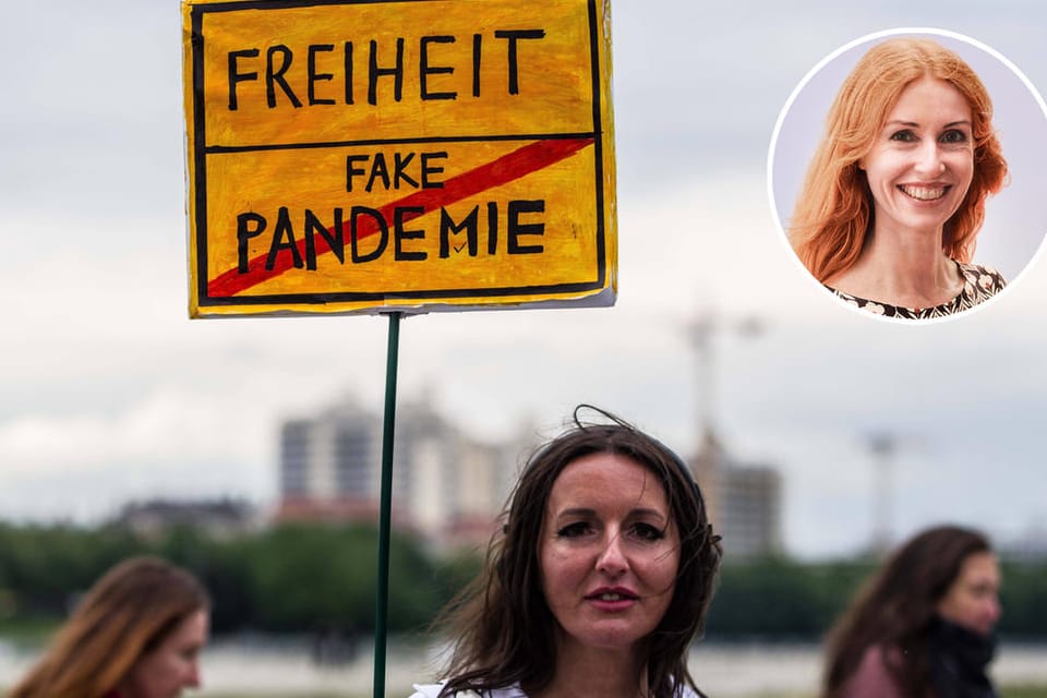 Teilnehmerin einer "Hygiene-Demo": Einige Menschen haben sich mit den Veränderungen der Corona-Krise abgefunden, andere hadern damit, protestieren gegen die Maßnahmen oder suchen Antworten in Verschwörungsmythen..