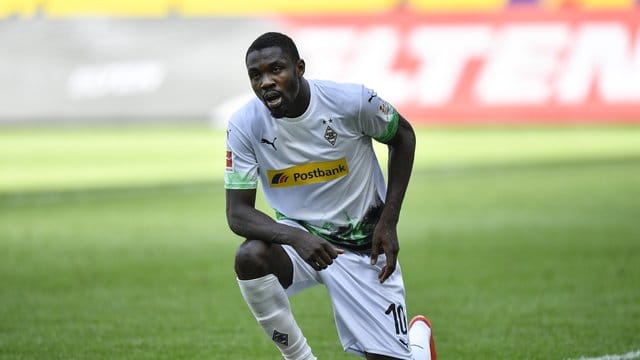 Mönchengladbachs Marcus Thuram gedenkt nach seinem Tor zum 2:0 dem getöteten Afroamerikaner George Floyd.