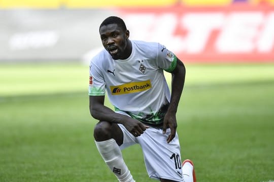 Mönchengladbachs Marcus Thuram gedenkt nach seinem Tor zum 2:0 dem getöteten Afroamerikaner George Floyd.