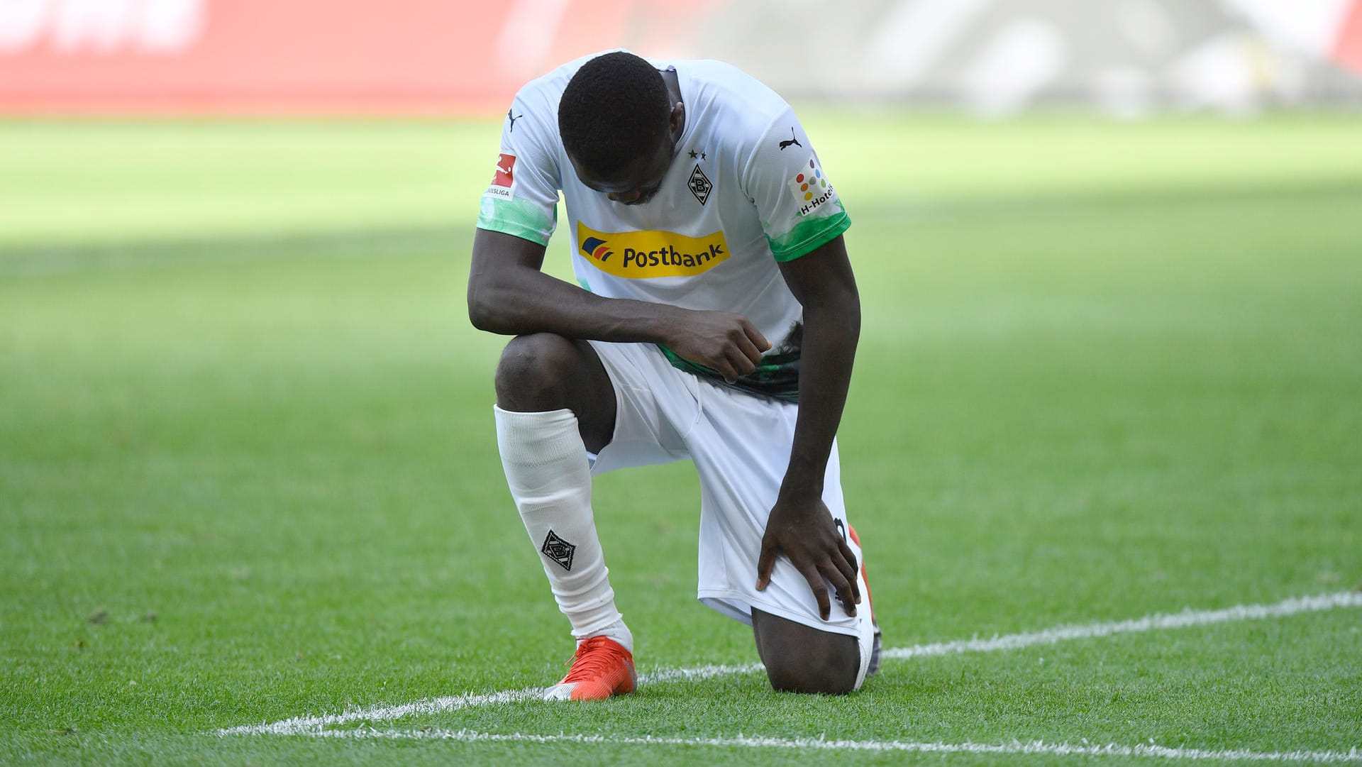 Gladbach-Stürmer: Marcus Thuram kniete nach seinem ersten Tor gegen Union nieder. Die Geste ist ein Symbol des Protests gegen Polizeigewalt gegenüber dunkelhäutigen US-Amerikanern. Gladbach-Stürmer: Marcus Thuram kniete nach seinem ersten Tor gegen Union nieder. Die Geste ist ein Symbol des Protests gegen Polizeigewalt gegenüber dunkelhäutigen US-Amerikanern.