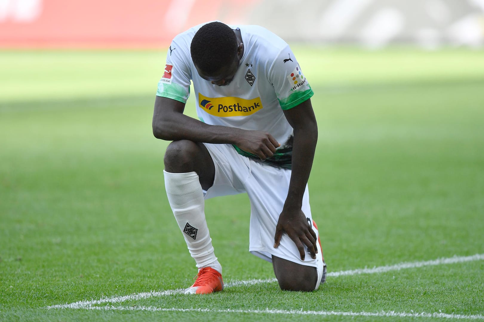 Gladbach-Stürmer: Marcus Thuram kniete nach seinem ersten Tor gegen Union nieder. Die Geste ist ein Symbol des Protests gegen Polizeigewalt gegenüber dunkelhäutigen US-Amerikanern.