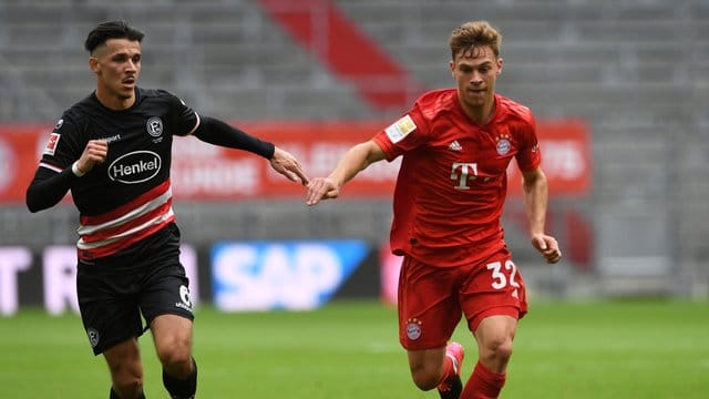 Bayerns Joshua Kimmich (r) entwickelt sich mehr und mehr zum Führungsspieler des Rekordmeisters. Bayerns Joshua Kimmich (r) entwickelt sich mehr und mehr zum Führungsspieler des Rekordmeisters.