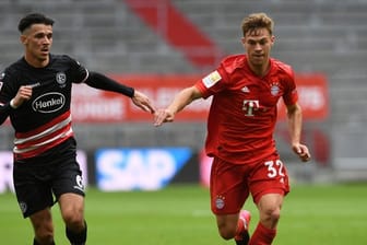 Bayerns Joshua Kimmich (r) entwickelt sich mehr und mehr zum Führungsspieler des Rekordmeisters.
