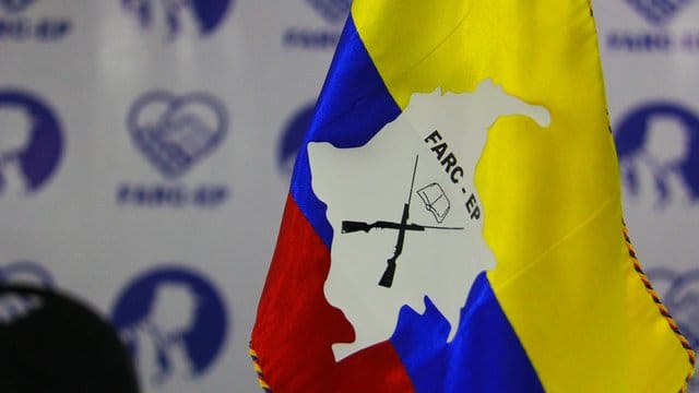 Eine kolumbianische Flagge gescmückt mit einem Logo der Rebellengruppe Farc. Eine kolumbianische Flagge gescmückt mit einem Logo der Rebellengruppe Farc.