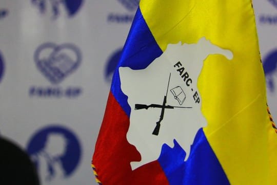 Eine kolumbianische Flagge gescmückt mit einem Logo der Rebellengruppe Farc.