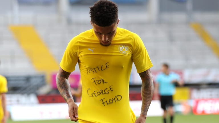 Dortmunds Jadon Sancho zeigte nach seinem ersten Tor in Paderborn ein Shirt mit dem Schriftzug "Justice for George Floyd".