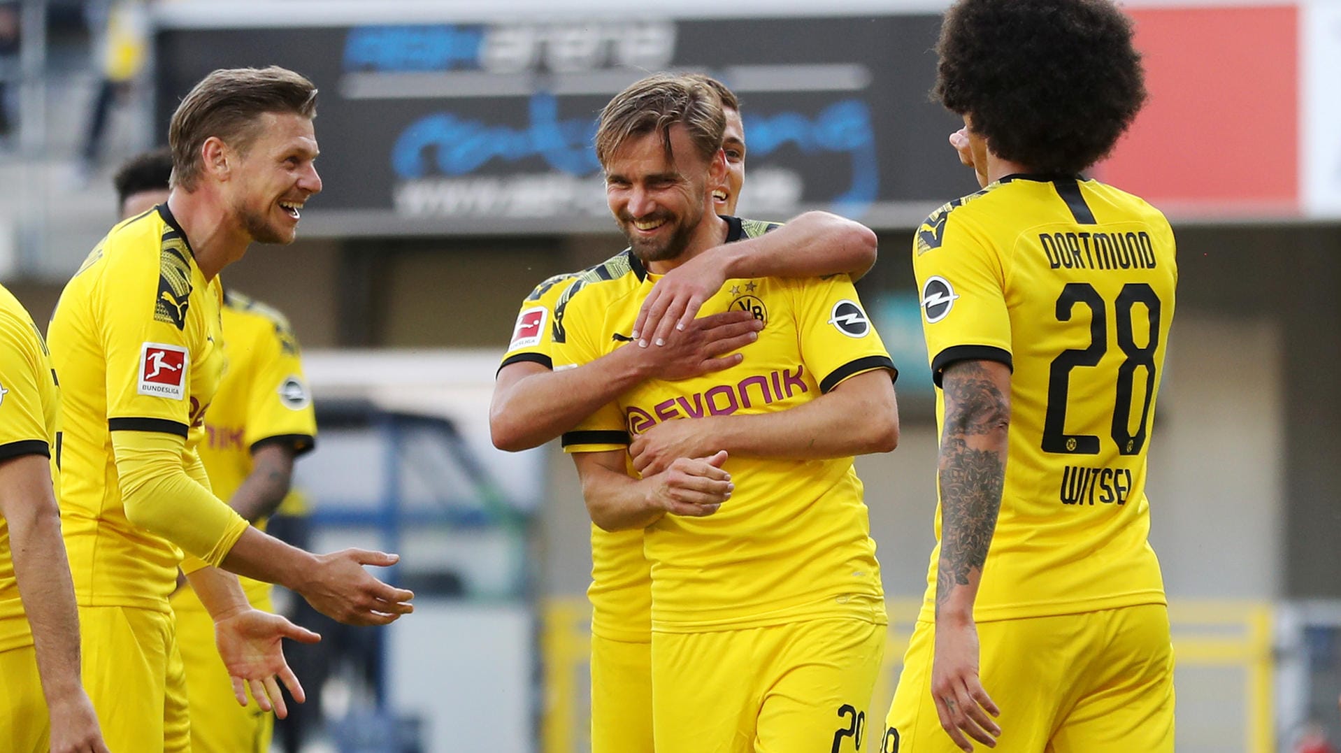 BVB-Glückseligkeit: Beim 6:1 in Paderborn traf sogar Routinier Marcel Schmelzer (M.), der in dieser Saison von Trainer Lucian Favre eher selten eingesetzt wurde.