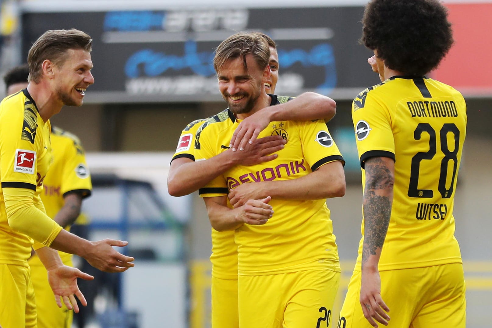 BVB-Glückseligkeit: Beim 6:1 in Paderborn traf sogar Routinier Marcel Schmelzer (M.), der in dieser Saison von Trainer Lucian Favre eher selten eingesetzt wurde.