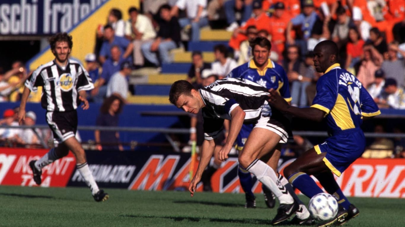 Oliver Bierhoff wechselte 1991 nach Italien: Hier kämpft er 1997 im Trikot von Udinese Calcio mit Parma-Verteidiger Lilian Thuram um den Ball.
