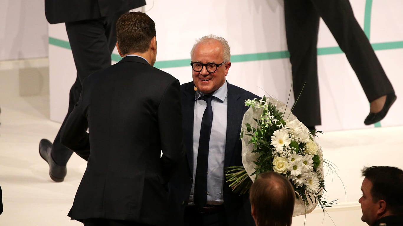 Wegweisender Tag: Im September 2019 wird Fritz Keller zum neuen DFB-Präsidenten gewählt, Oliver Bierhoff (l.) gehörte zu den ersten Gratulanten.