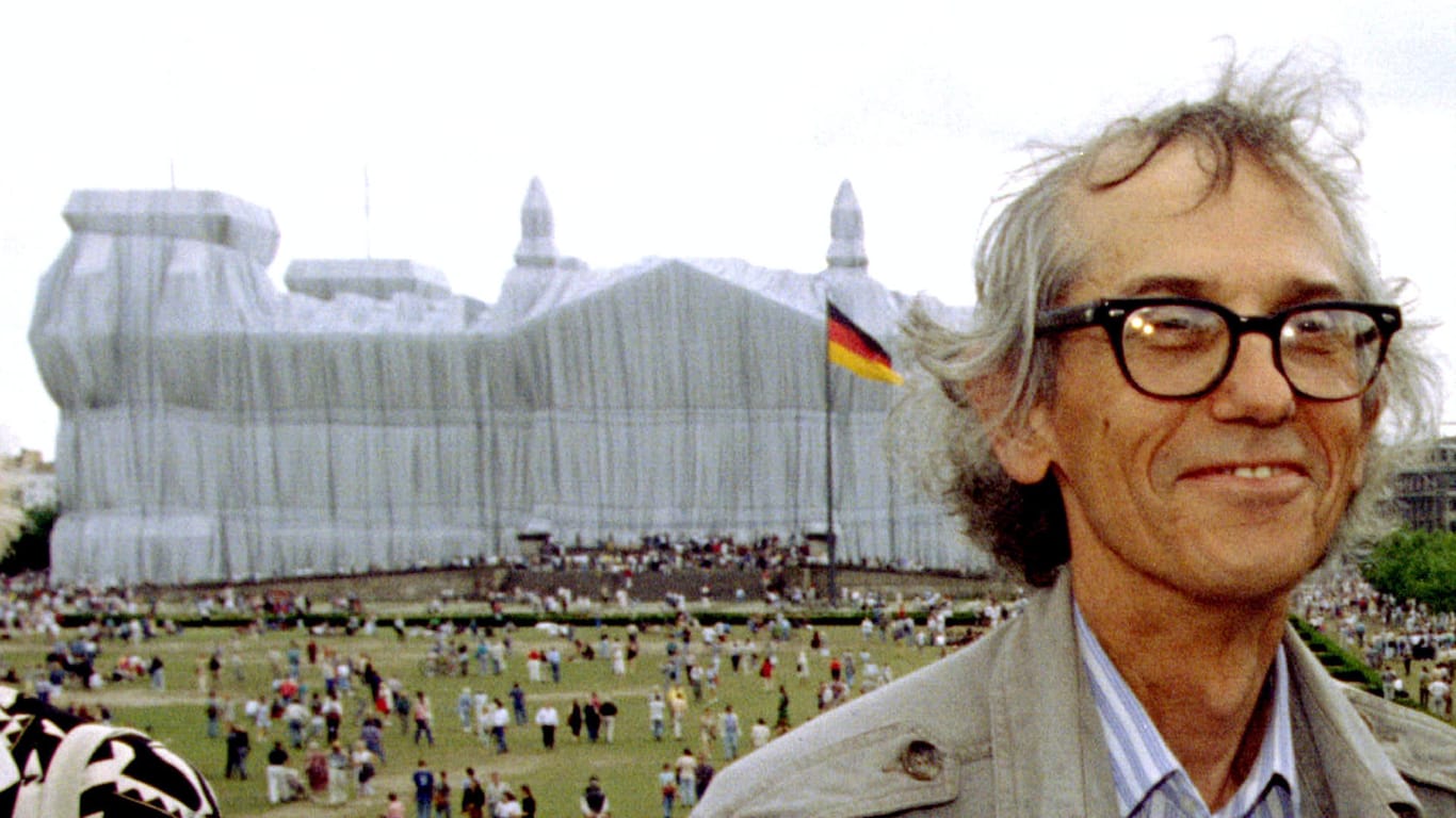 Christo posiert vor dem verhüllten Reichstag: Sein Kunstwerk hatte eine starke Wirkung auf Beobachter.