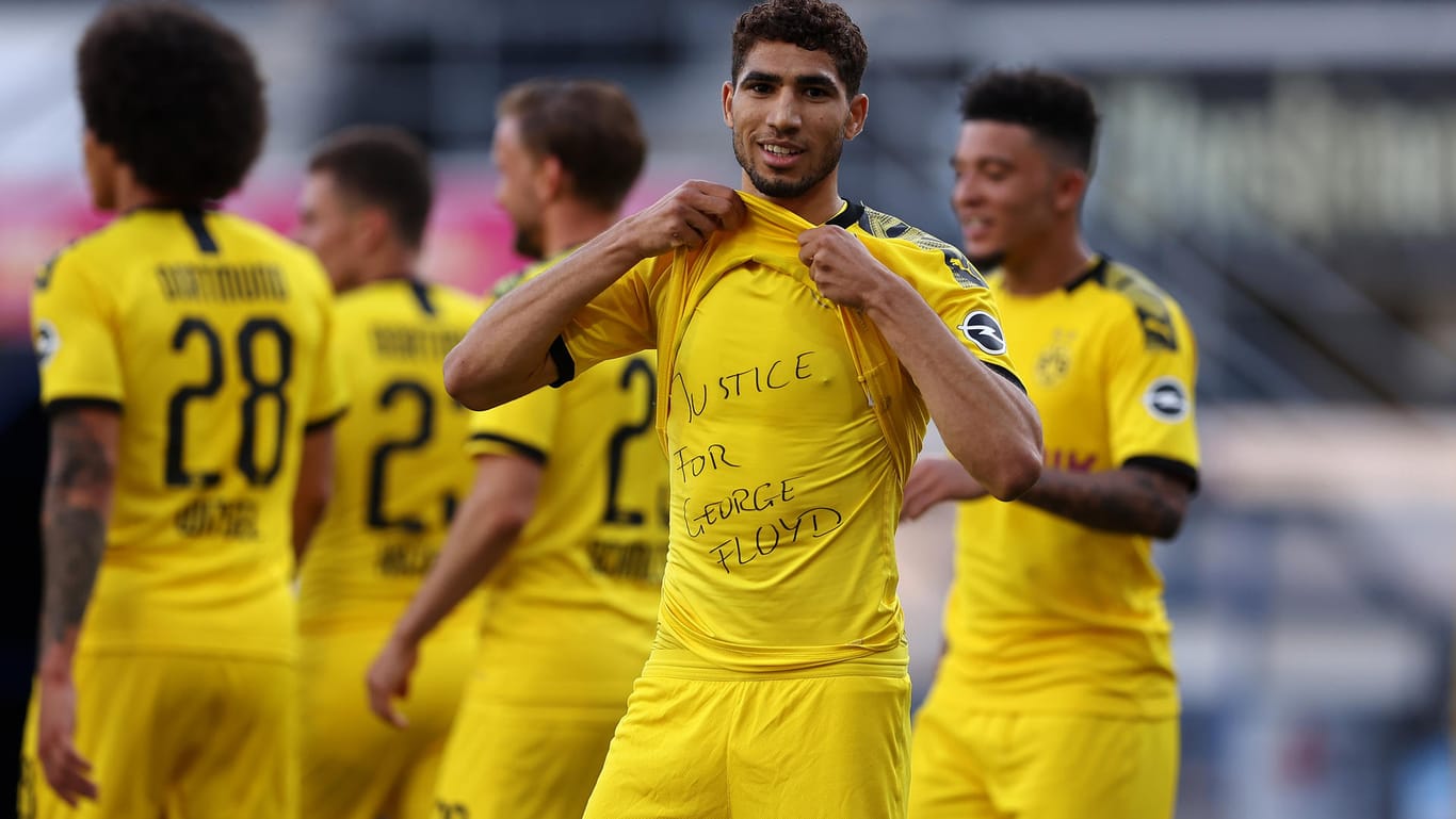 Dortmunds Achraf Hakimi zeigt sein Trikot mit dem Schriftzug "Justice for George Floyd": Nach dem Tod des Afroamerikaners haben Spieler der Bundesliga Solidarität gezeigt.