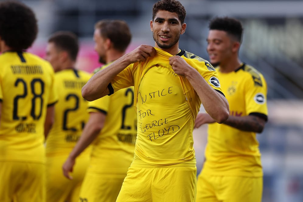 Dortmunds Achraf Hakimi zeigt sein Trikot mit dem Schriftzug "Justice for George Floyd": Nach dem Tod des Afroamerikaners haben Spieler der Bundesliga Solidarität gezeigt.