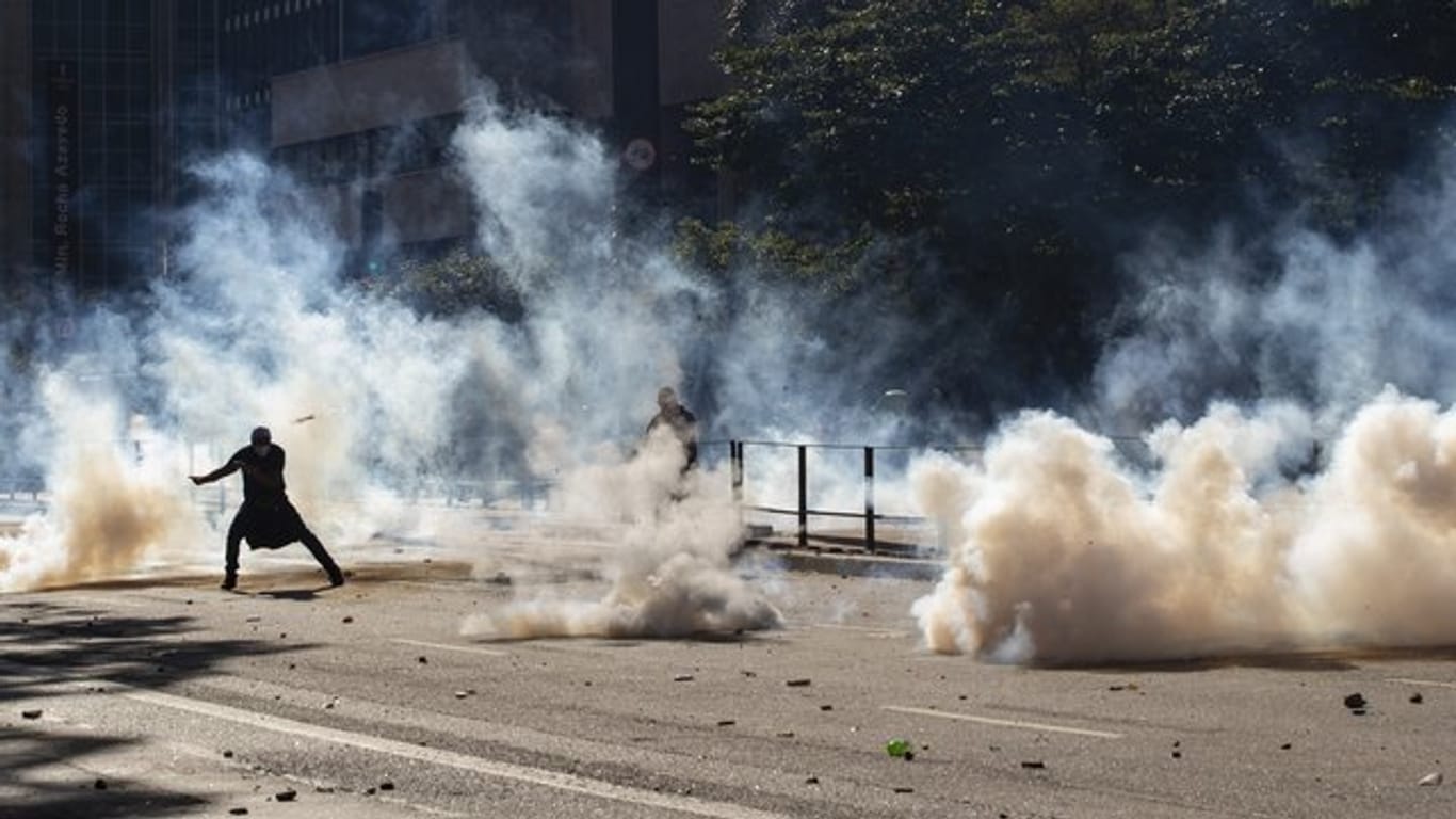 Regierungskritische Demonstranten liefern sich Straßenkämpfe in Sao Paulo.