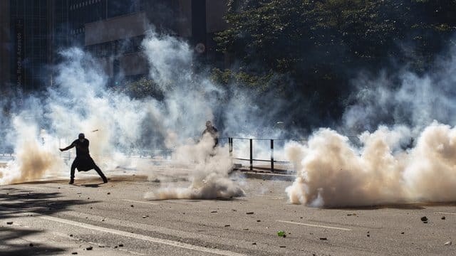 Regierungskritische Demonstranten liefern sich Straßenkämpfe in Sao Paulo.