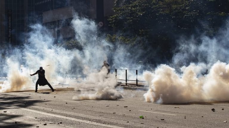Regierungskritische Demonstranten liefern sich Straßenkämpfe in Sao Paulo.