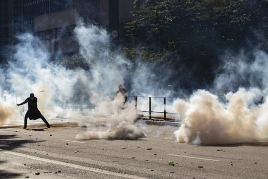 Regierungskritische Demonstranten liefern sich Straßenkämpfe in Sao Paulo.