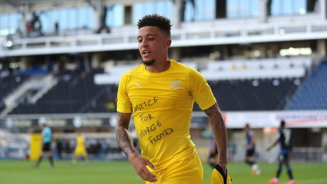 Dortmunds Jadon Sancho zeigt beim ersten seiner drei Tore gegen Paderborn ein Shirt mit dem Schriftzug "Justice for George Floyd".