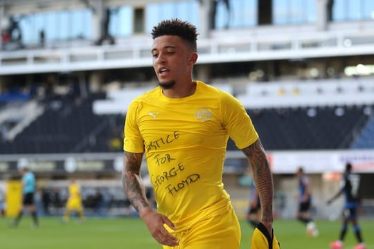 Dortmunds Jadon Sancho zeigt beim ersten seiner drei Tore gegen Paderborn ein Shirt mit dem Schriftzug "Justice for George Floyd".