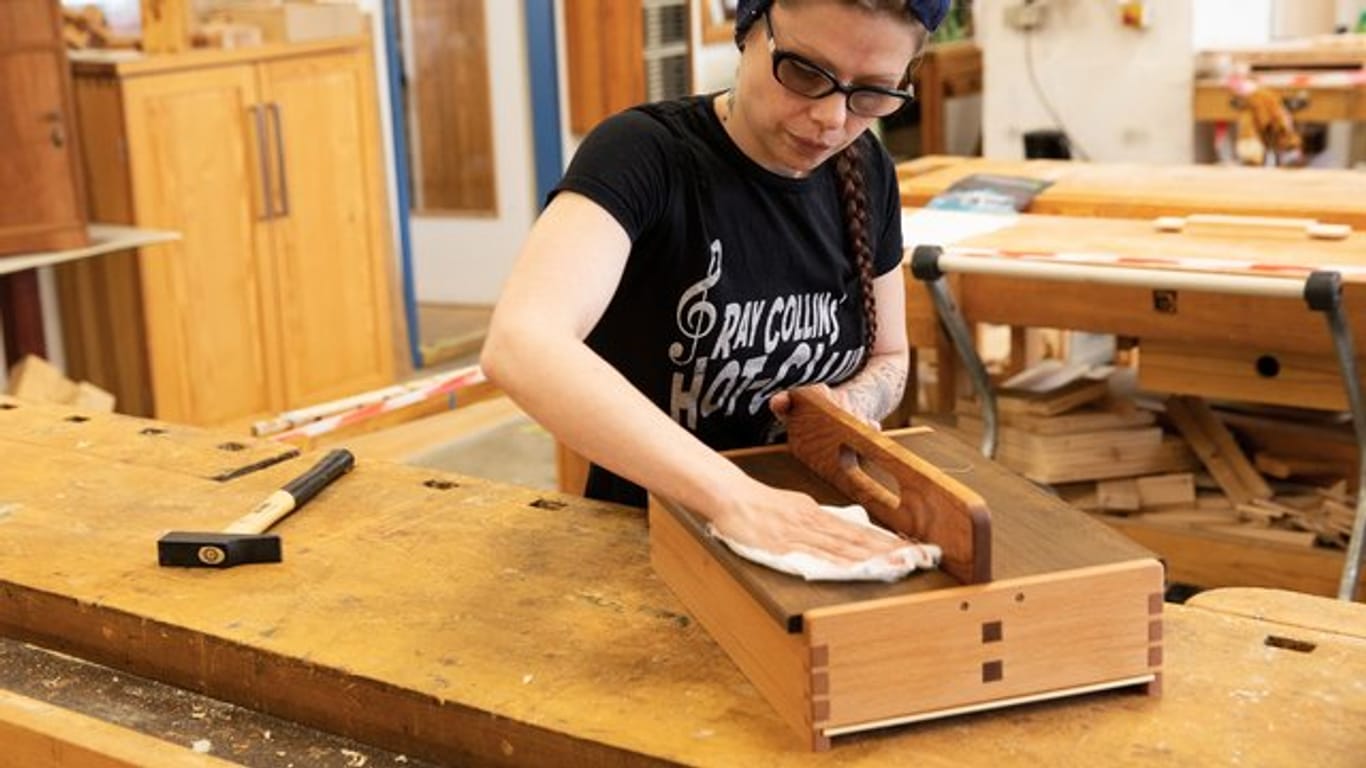 Mit kleineren Projekten fangen die angehenden Tischler und Tischlerinnen an: Marly Konefka kann ihre selbstgebaute Holzkiste nach Fertigstellung mit nach Hause nehmen.