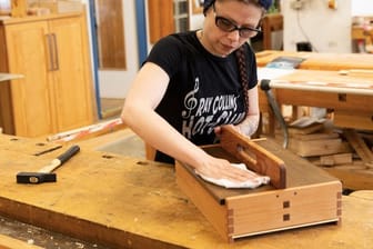 Mit kleineren Projekten fangen die angehenden Tischler und Tischlerinnen an: Marly Konefka kann ihre selbstgebaute Holzkiste nach Fertigstellung mit nach Hause nehmen.