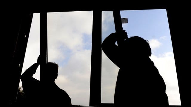 Mögliche Lösung in lauten Wohngegenden: Der Austausch der üblichen Fenster gegen Schallschutzfenster.