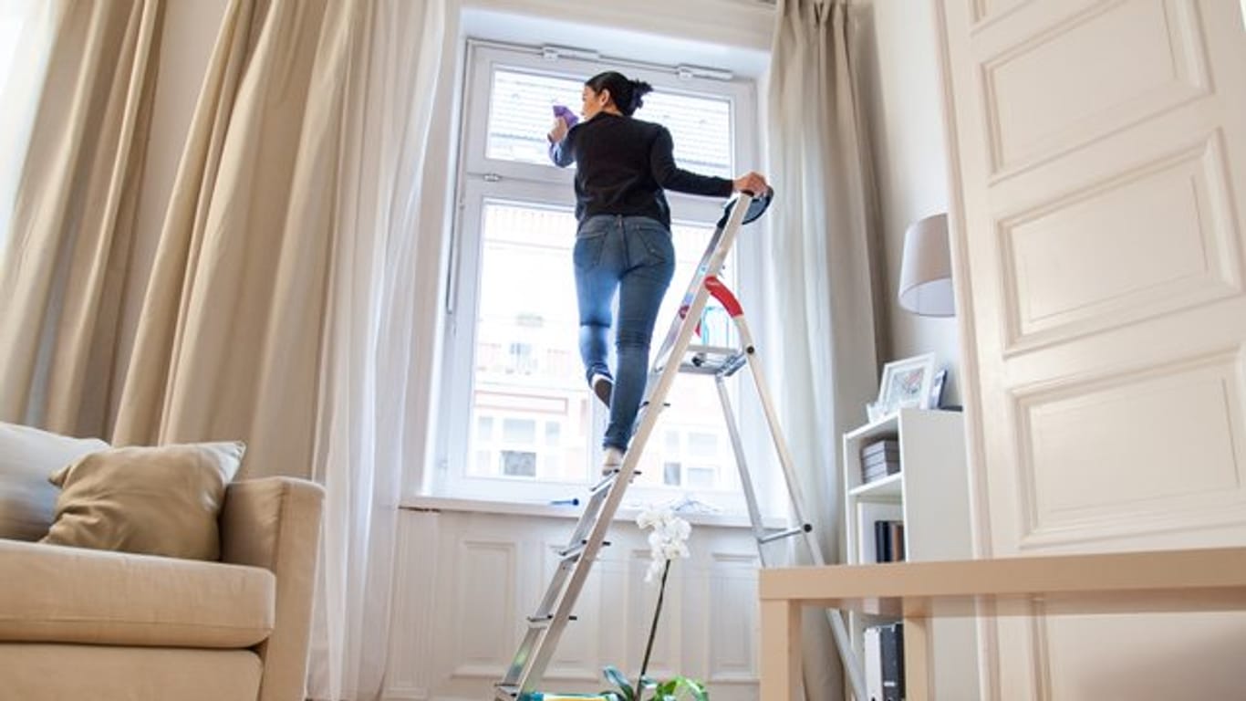 Hoch die Leiter und wieder runter: Fensterputzen kann anstrengend sein – und damit ein gutes Work-out.