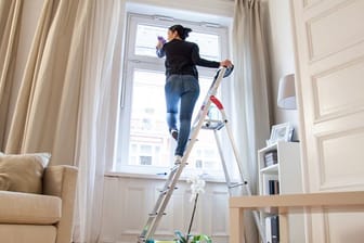 Hoch die Leiter und wieder runter: Fensterputzen kann anstrengend sein – und damit ein gutes Work-out.