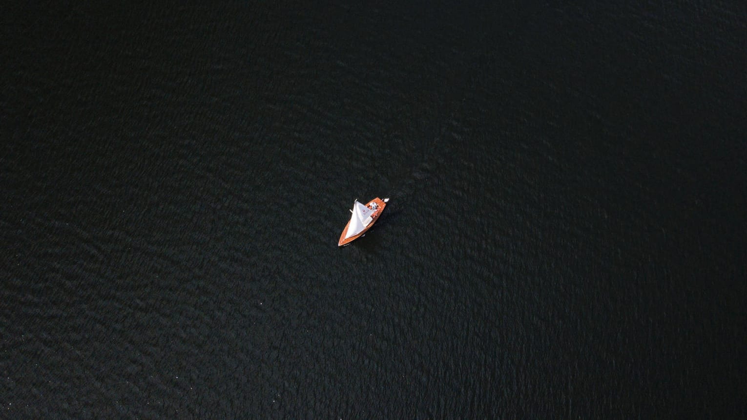Ein Segelboot (Symbolbild): Ein 82-jähriger Mann kam jetzt beim Segeln um.