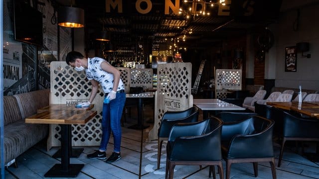 Ein Mitarbeiter reinigt die Tische eines Restaurants in Istanbul vor der Wiedereröffnung. Ein Mitarbeiter reinigt die Tische eines Restaurants in Istanbul vor der Wiedereröffnung.