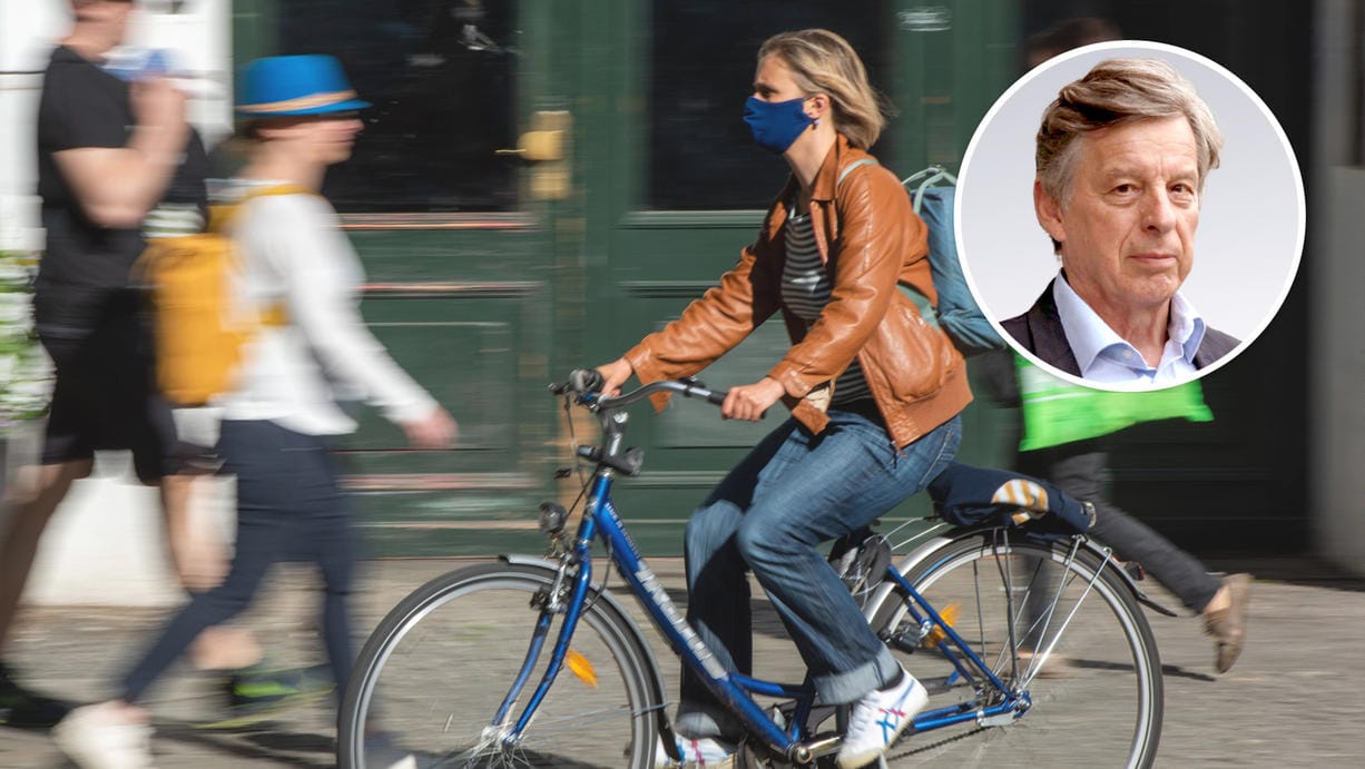 Neue Normalität: Eine Fahrradfahrerin mit Maske in Berlin.