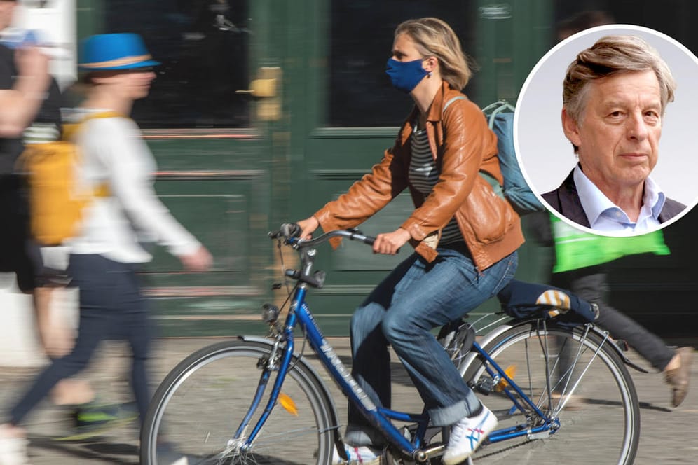 Neue Normalität: Eine Fahrradfahrerin mit Maske in Berlin.