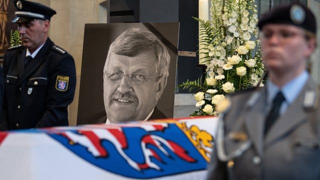 Ein Porträt von Walter Lübcke beim Trauergottesdienst Mitte Juni 2019 in Kassel. Ein Porträt von Walter Lübcke beim Trauergottesdienst Mitte Juni 2019 in Kassel.