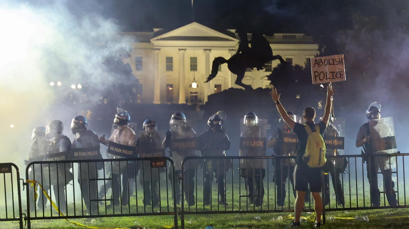 Polizei vor dem Weißen Haus: Zwischen 23 und 6 Uhr gilt die Ausgangssperre in der US-Stadt.