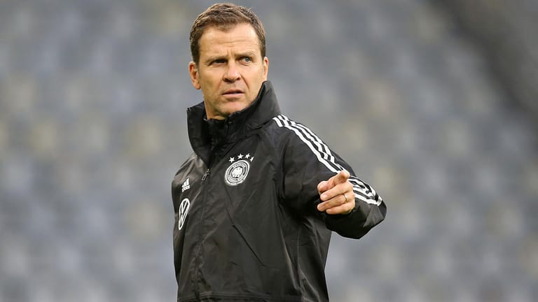 DFB-Direktor Oliver Bierhoff rechnet mit sinkenden Gehältern im Fußball.