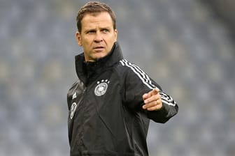 DFB-Direktor Oliver Bierhoff rechnet mit sinkenden Gehältern im Fußball.
