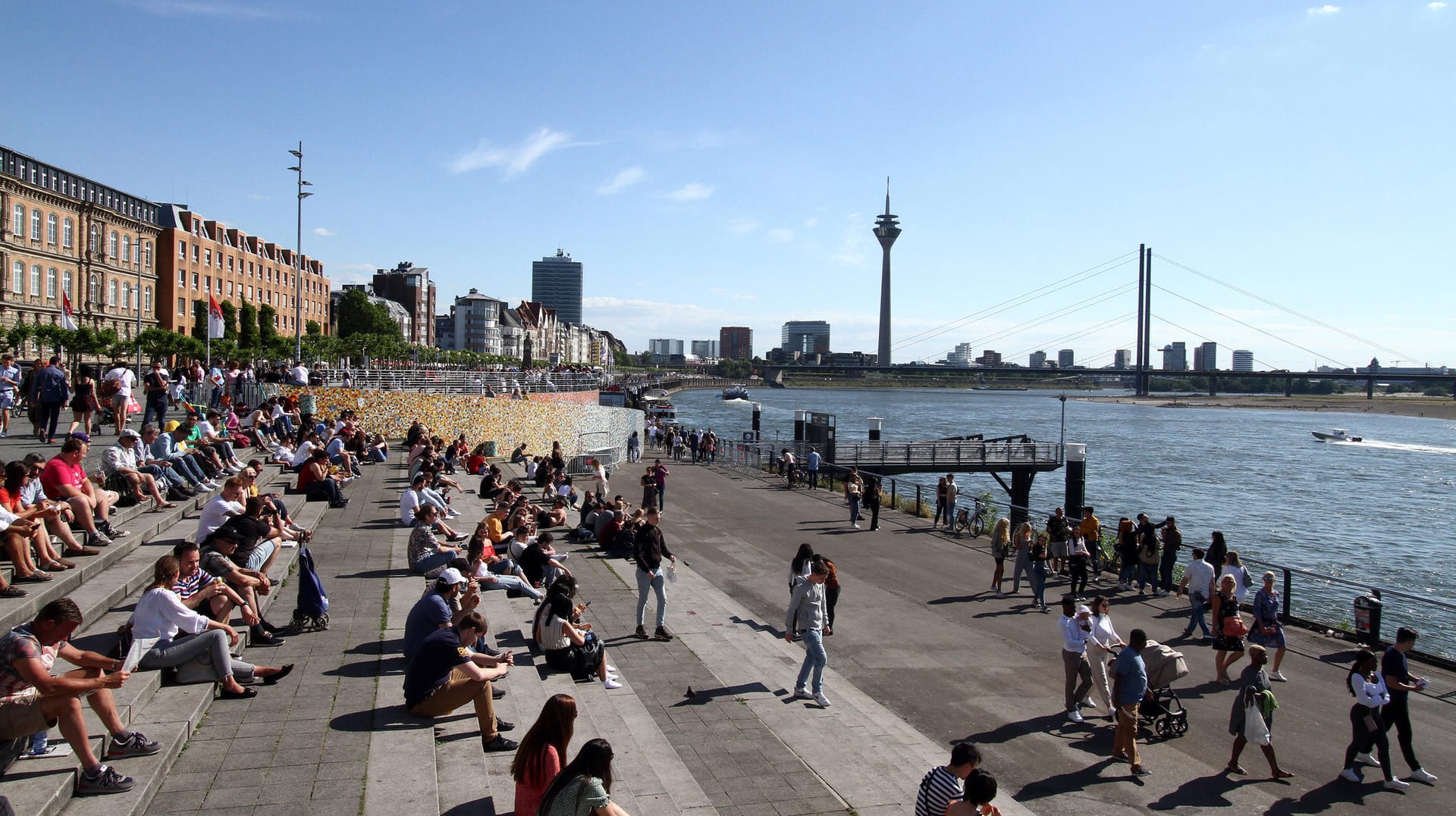 Menschen in Düsseldorf genießen die Sonne am Rheinufer: Zu Beginn der Woche wird es nochmal richtig warm – danach ist es mit dem Sonnenbaden wohl erstmal vorbei. Menschen in Düsseldorf genießen die Sonne am Rheinufer: Zu Beginn der Woche wird es nochmal richtig warm – danach ist es mit dem Sonnenbaden wohl erstmal vorbei.