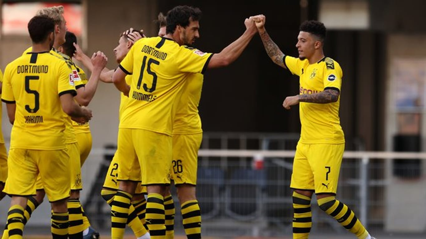 Die Dortmunder um Jadon Sancho (r) zeigten eine starke zweite Halbzeit in Paderborn.