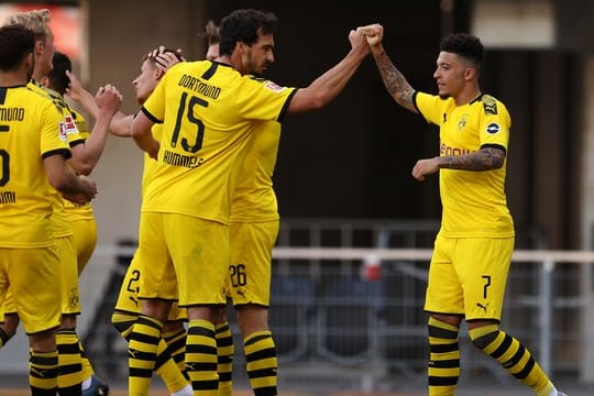 Die Dortmunder um Jadon Sancho (r) zeigten eine starke zweite Halbzeit in Paderborn.