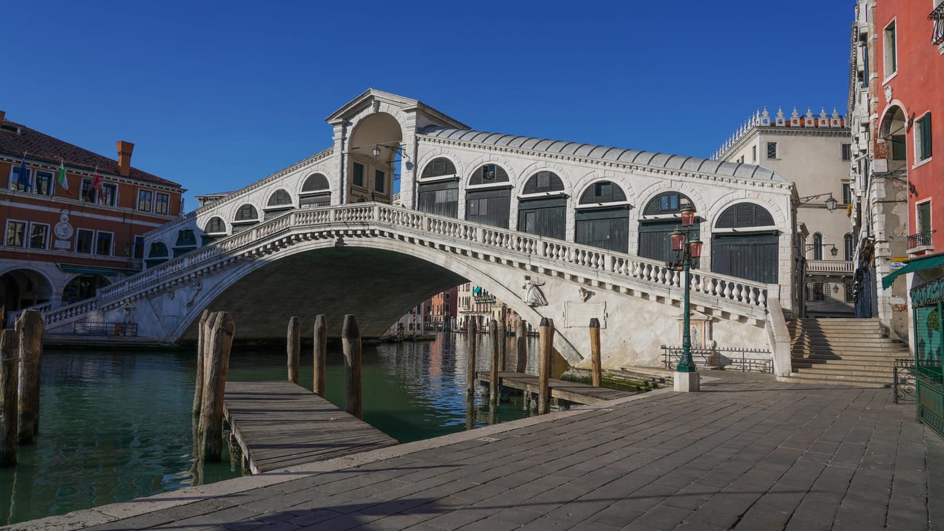 Menschenleer: die weltberühmte Rialtobrücke in Venedig während des Lockdowns.