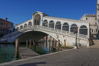 Menschenleer: die weltberühmte Rialtobrücke in Venedig während des Lockdowns.