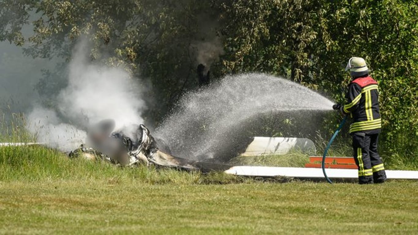 Arbeiten an der Absturzstelle: Ein Pilot kam bei einem Flugzeugunglück in Hessen ums Leben.