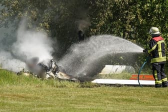 Arbeiten an der Absturzstelle: Ein Pilot kam bei einem Flugzeugunglück in Hessen ums Leben.