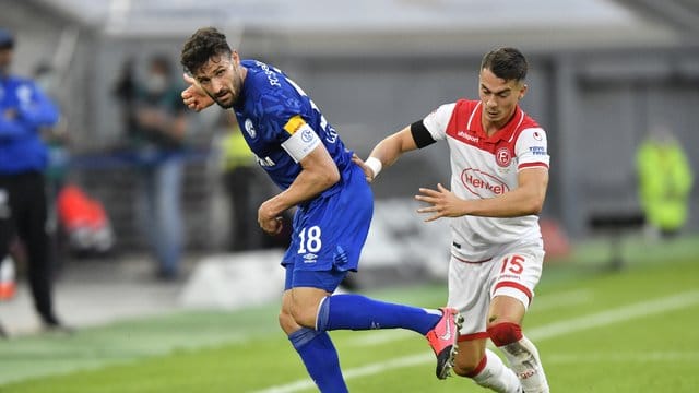 Der Schalker Daniel Caligiuri (l) setzt nun in der Krise auf den Kampfgeist. Der Schalker Daniel Caligiuri (l) setzt nun in der Krise auf den Kampfgeist.