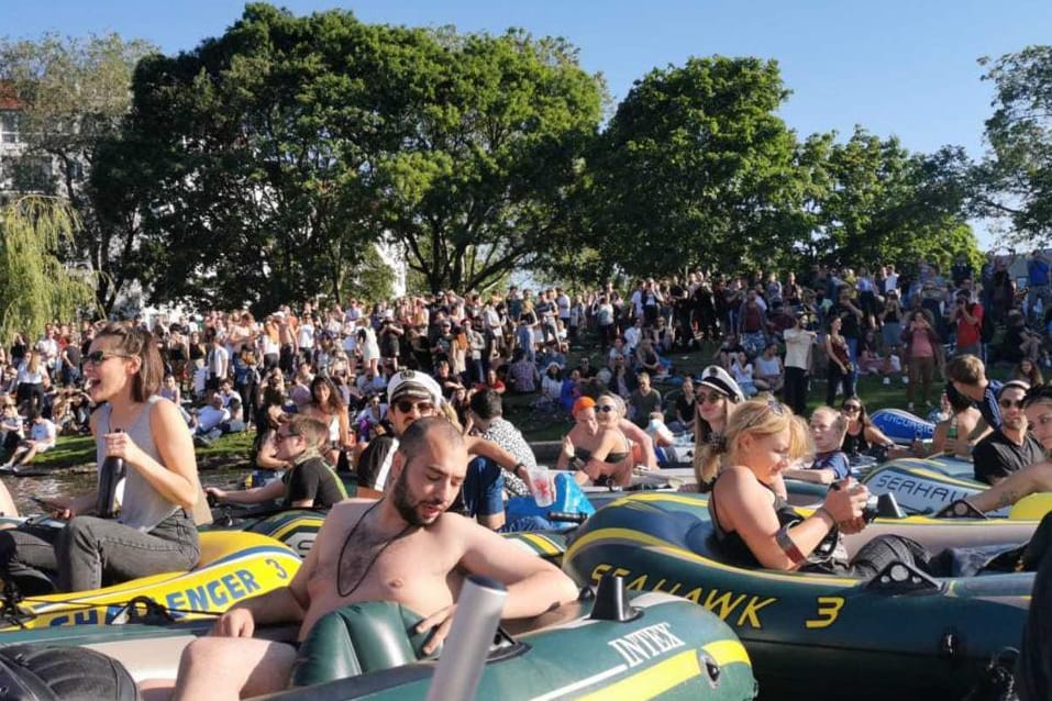 Ohne Abstand: In Berlin hat eine große Menschenmenge eine Techno-Party gefeiert.