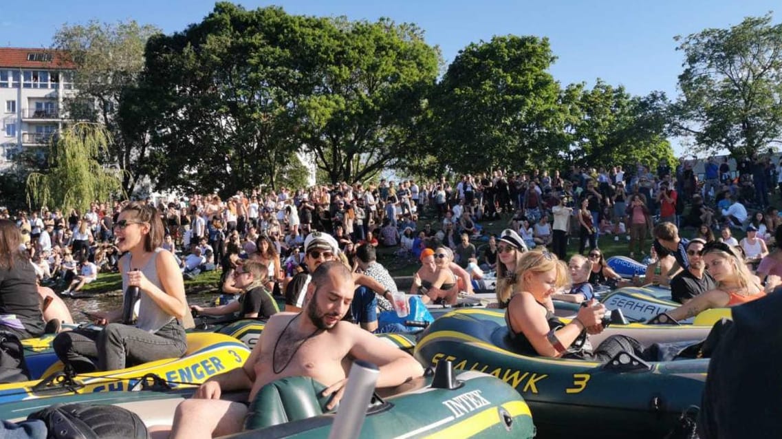 Ohne Abstand: In Berlin hat eine große Menschenmenge eine Techno-Party gefeiert.