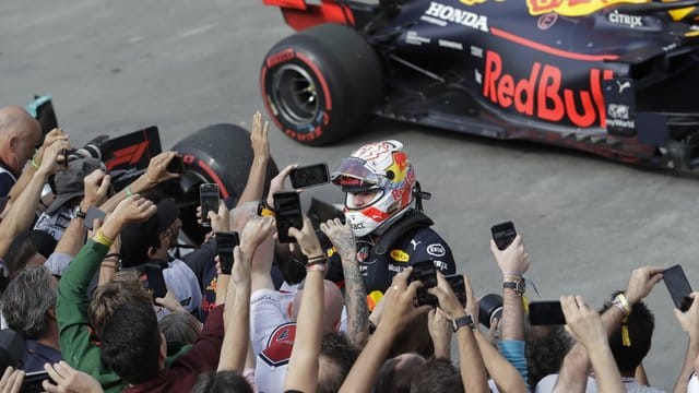 Fans bejubeln Max Verstappen (M) nach dessem Sieg beim Großen Preis von Brasilien im Jahr 2019.